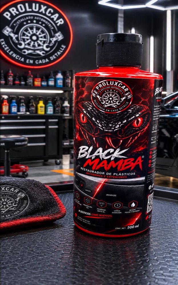Restaurador de plásticos Black Mamba de Proluxcar en un taller de detallado