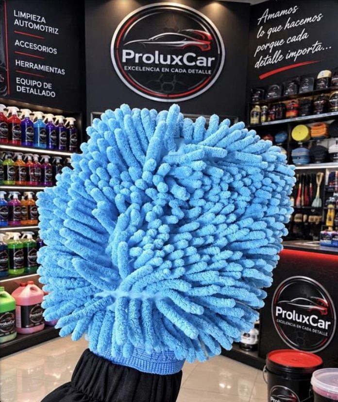 Guante de microfibra azul para lavado de contacto en un taller de detallado